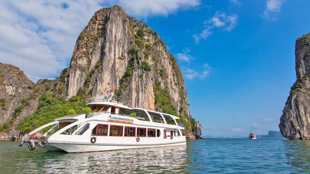 Halong Bay Full Day on Luxury Alova Cruise with Transfer and Lunch